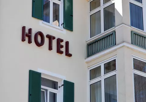 Recepţionera unui hotel din Bârlad, lovită de un client supărat! Motivul este incredibil