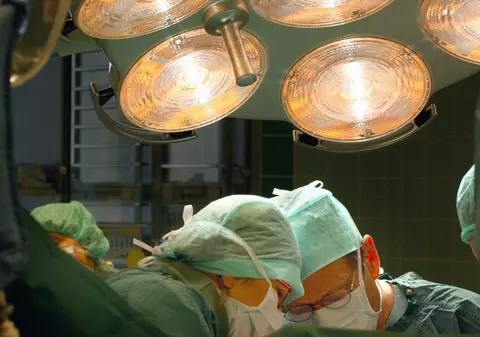 O femeie a murit, după ce medicii au uitat capul bebelușului în pântecele ei