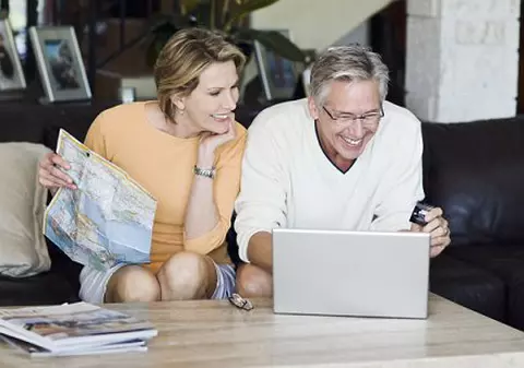 NU SE MAI BAZEAZĂ DOAR PE AGENȚII! Românii se uită pe INTERNET când își planifică o vacanță