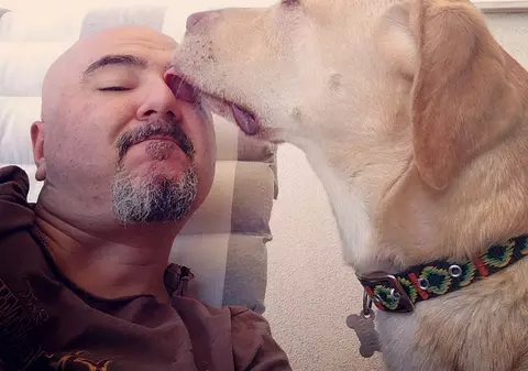 Doarme în microbuz la Vama Veche! Fondatorul trupei Ro-mania și-a schimbat complet stilul de viață