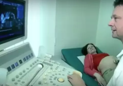 Ea e cea mai bătrână mamă din lume. Are 17 copii şi a născut recent cvadrupleţi | VIDEO 
