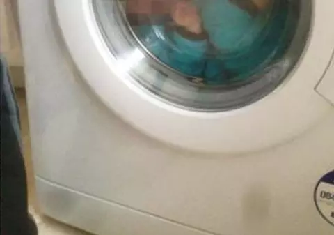 Imagini scandaloase! O femeie şi-a băgat copilul cu sindrom Down în maşina de spălat