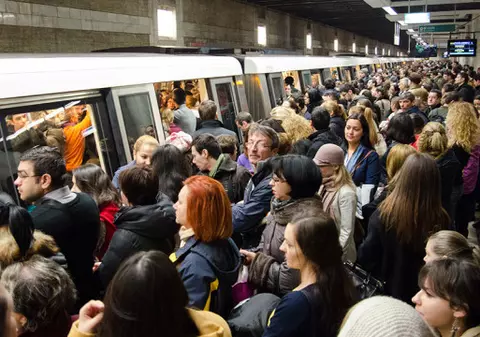 Metroul bucureștean e capcană mortală pentru sute de mii de călători!