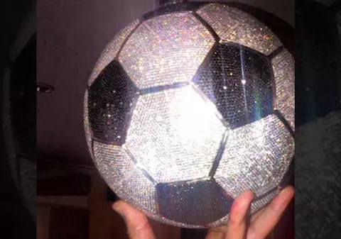 Capriciu maxim: Karim Benzema şi-a achiziţionat o minge cu diamante de 250.000 $!