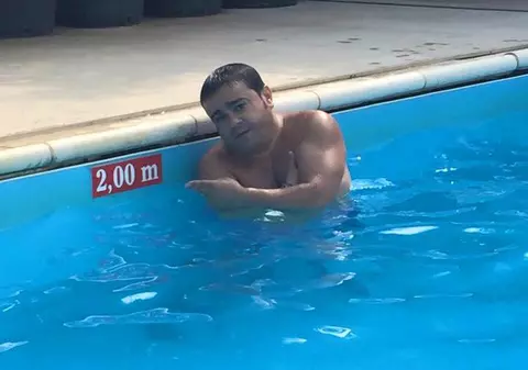 Adrian Minune trăiește periculos! Se scaldă în ape adânci