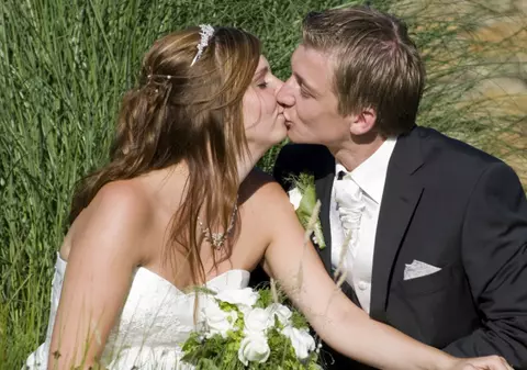 Întâmplare ADEVĂRATĂ! O mamă și-a salvat fiica de la un EȘEC TOTAL ÎN NOAPTEA NUNȚII. Cum a făcut-o?