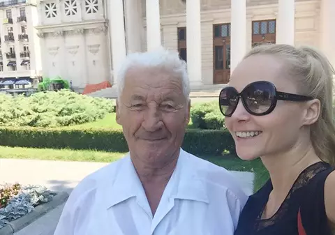 De pe Facebook adunate: Octavia Geamănu, cu bunicul la plimbare