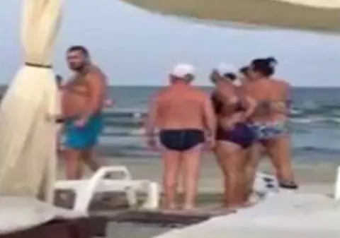 Uluitor! Cine este bucureșteanul care a scuipat și lovit o femeie pe plaja din Mamaia | VIDEO