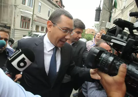 VICTOR PONTA, audiat la sediul DNA. Mai mulţi protestatari i-au cerut DEMISIA