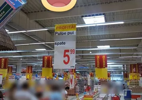 SUPER-OFERTĂ LA CE??? Vezi ce scrie pe un afiș care anunță reduceri, într-un hypermarket din Craiova