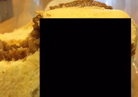 "Mi s-a făcut imediat rău". Ce a găsit un bărbat într-un sandviş i-a întors stomacul pe dos | VIDEO