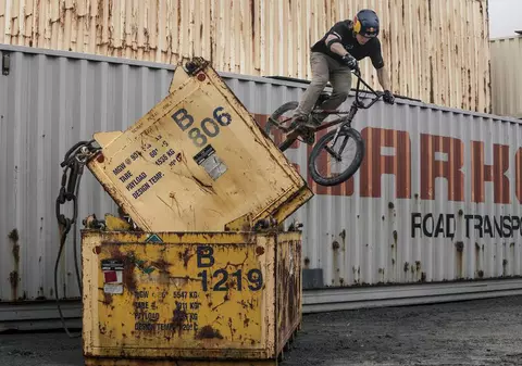 Tuturor le-a fost FRICĂ pentru viața lui! A sărit cu bicicleta de la o înălțime de 4 etaje