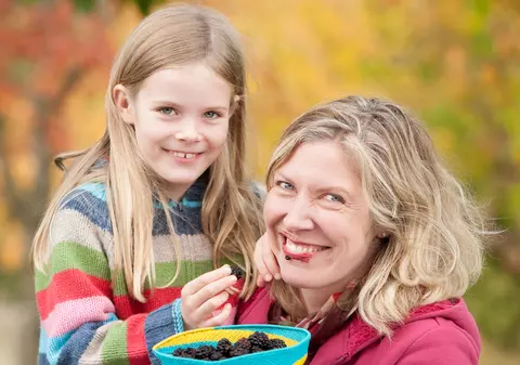 Multe fructe, multe pete! Cum le cureţi mai uşor de pe haine şi covoare