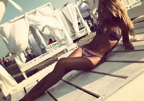 Ce bine arată Sylvia în costum de baie. Ce face vedeta pentru a avea o asemenea siluetă