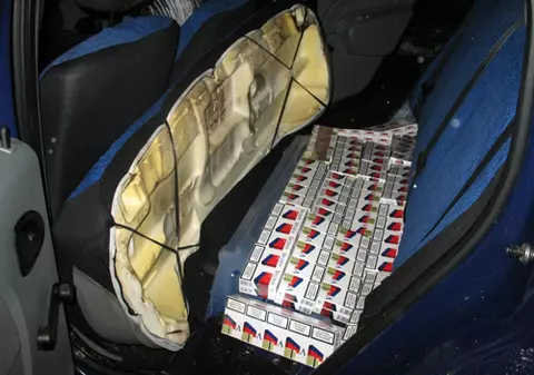 Și-au burdușit mașina cu 90.000 de țigări de contrabandă