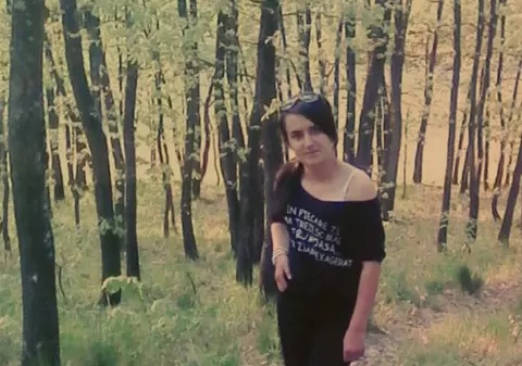 Crimă oribilă în Craiova! O adolescentă de 17 ani, găsită cu gâtul tăiat într-un parc din oraş