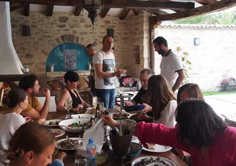 Toți au rămas șocați când i-au văzut! Marius Tucă, surprins în Vama Veche alături de o brunetă celebră!