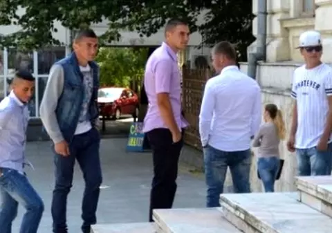 Declaraţii incredibile! Tatăl unui violator, după aflarea sentinţei: "Fata s-a dus cu ei de bunăvoie"