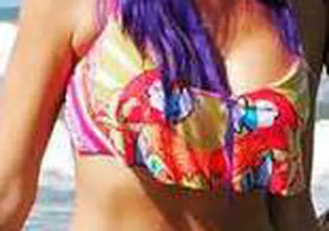 S-a săturat de pletele-i albastre. O vedetă de la noi și-a vopsit părul... mov