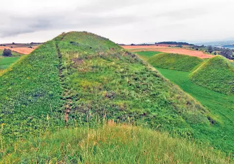 Misterele movilelor de la Şona! Legenda spune că, în apropiere de Făgăraş, uriaşii s-au jucat cu relieful
