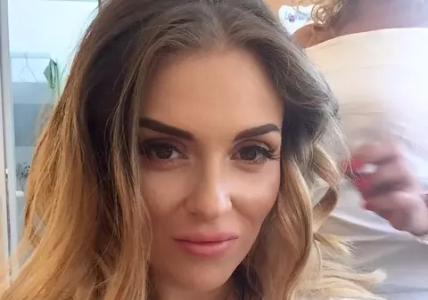 Oana Radu, operată timp de şase ore. Cântăreaţa care a slăbit 60 de kilograme a ajuns pe patul de spital