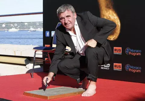 Imagini de senzație! Gică Hagi, desculț, ca în copilăria petrecută la Săcele! A intrat în Hall of Fame-ul fotbalului mondial, acolo unde nu a ajuns niciun român. ^”Regele” a fost premiat de către Prinţul Albert de Monaco și a vorbit despre urmaşul său: "Ianis ar putea ajunge mare în Italia!" / GALERIE FOTO & VIDEO