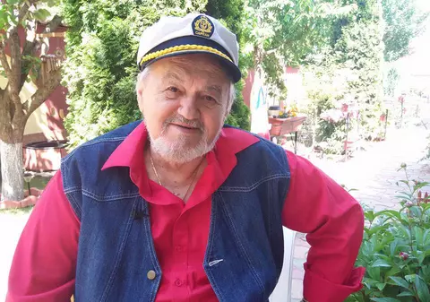 Un solist român bate recordul legendarului Frank Sinatra! Concertează la 81 de ani!