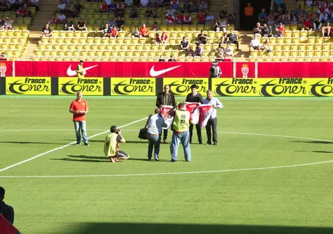 Hagi a dat lovitura de începere la AS Monaco - Lorient. ^Regele se află la Monte Carlo pentru a intra, luni, în Hall of Fame-ul fotbalului / VIDEO