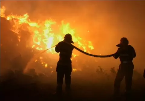 Incendiu în Ploieşti: o conductă de gaze a explodat în plină stradă