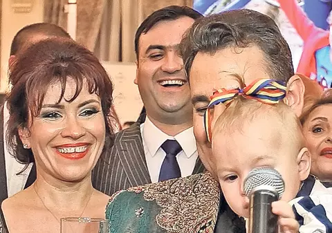 Recital în plenul familiei | Toate neamurile au cântat la botezul lui Dolănescu jr | EXCLUSIV