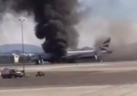 Imagini dramatice! Un avion a luat foc pe pistă exact înainte de decolare. 157 de pasageri şi-au văzut moartea cu ochii | VIDEO