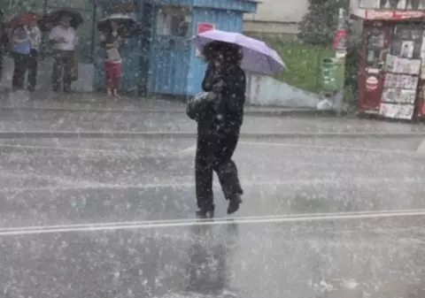 Se schimbă vremea. Meteorologii au emis COD GALBEN de furtuni. Vezi zonele vizate