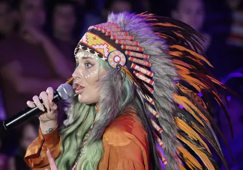 EXCLUSIV | Imaginea subțire cu bani grei se ține! Delia a cheltuit 2.500 € pe pene