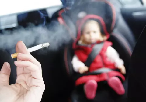 Fumatul ar putea fi interzis în mașinile personale în care se află minori și femei însărcinate