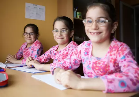 Cartea îndoaie bugetul! Pentru o familie cu eleve triplete din Prahova, începutul școlii vine cu o cheltuială de 2.000 de lei