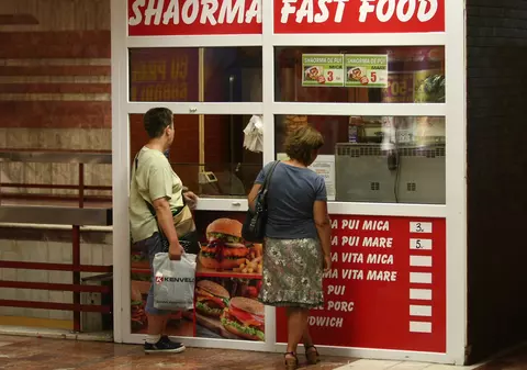 Șaorma noastră cea de toate zilele! Bucureștenii mănâncă la fast-food de 24 de milioane de euro