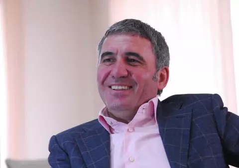 Ce frumoasă este cea de-a doua soție a lui Gică Hagi! Uite cât de fericiți sunt împreună!