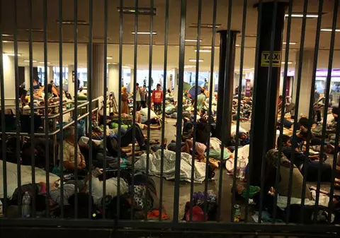 Corespondenţă din UngarIAD! Budapesta e sub asediul miilor de refugiați, iar autoritățile maghiare par să nu mai le facă față. ^Nu doar gara Keleti, epicentrul mulțimii care a venit să-și găsească un trai uman în Europa, e ocupată. Parcurile din jurul arenei pe care se va juca sunt pline de sirieni și de afgani. Nimic nu e ce pare, nimic nu mai e sigur. Se va juca și fotbal aici?