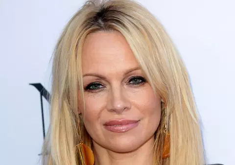 Pamela Anderson a pozat complet goală! Uite cum arată la 48 de ani | FOTO