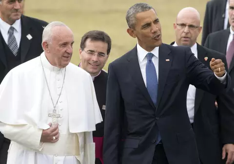Papa Francisc a ajuns în SUA! Suveranul Pontif, întâmpinat pe aeroport de familia Obama | FOTO