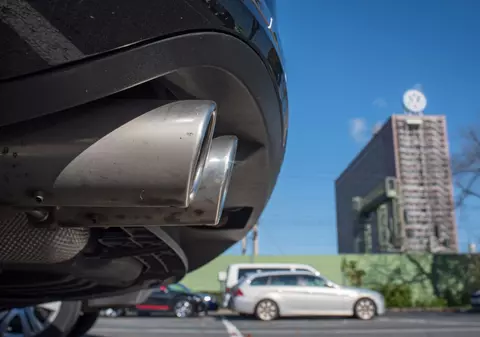 Cinci ţări din Europa au INTERZIS vânzarea maşinilor Volkswagen echipate cu softul care păcăleşte testele antipoluare