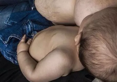 Imaginea neretușată a unei mame care alăptează a devenit virală. Cum le-a răspuns celor care au criticat-o | FOTO