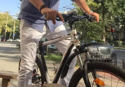 Nu te așteptai la așa ceva. A renunțat la mașină pentru bicicletă!