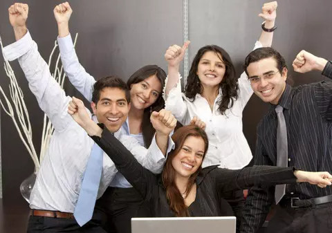 EXCLUSIV / Funcționarii publici ar putea munci până la pensie fără a putea fi concediați de patroni sau de stat