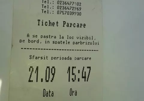 I-au blocat mașina, deși plătise bon de parcare