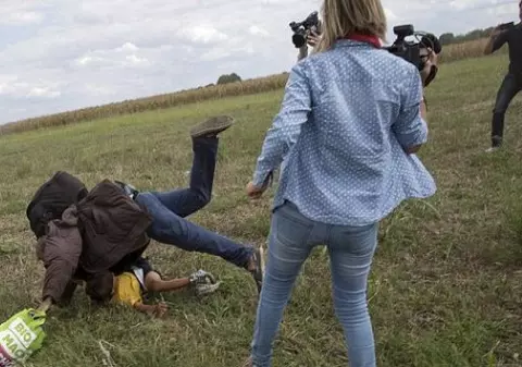 Jurnalista care a lovit imigranţi cu piciorul vorbește despre gestul ei. Ce explicaţii a dat