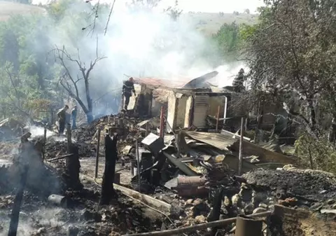 Arsă de vie de lumânarea de la căpătâi! O bătrână din Bacău și-a găsit sfârșitul în mod tragic