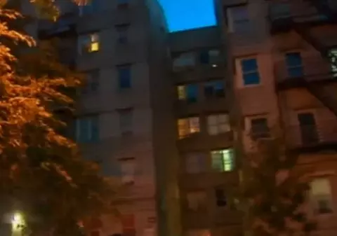 Şi-a aruncat copilul de la etajul 7, după ce l-a născut. Ce făcea iubitul ei în acest timp, într-o altă cameră