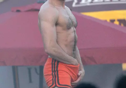 Un bărbat dorit de milioane de femei, surprins cu mâna la "jucărie" | FOTO