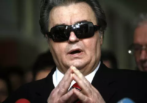 ”Hai, Moarte, să bem o cafea.” Poezia lui Corneliu Vadim Tudor care îți dă fiori 